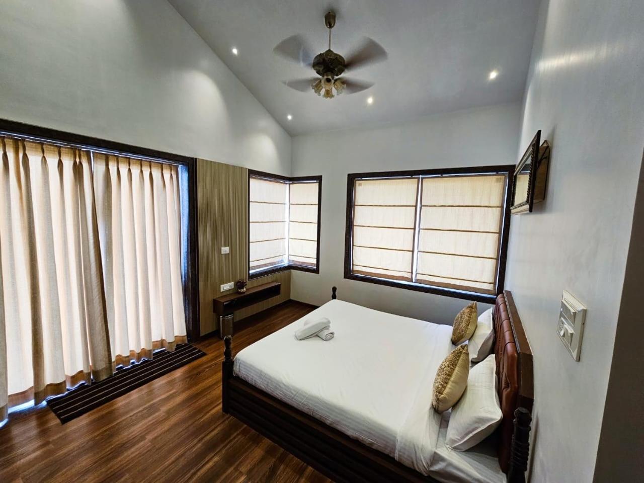 Premium Chalet Лонавала Экстерьер фото